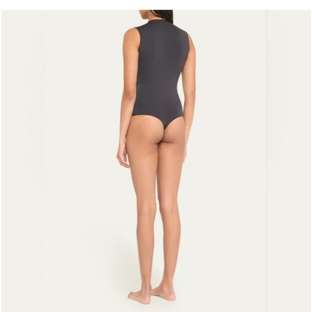 SKIMS Essentials Sleeveless Crewneck Bodysuit NWT Onyx XXS/XS Sold Out Slimming - Picture 3 of 5